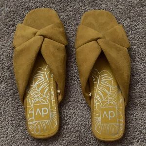 ADORABLE YELLOW SANDALS
